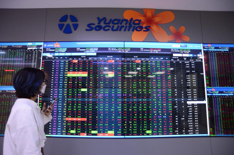 Nhà đầu tư tìm hiểu về thị trường chứng khoán tại Công ty Chứng khoán Yuanta Việt Nam.