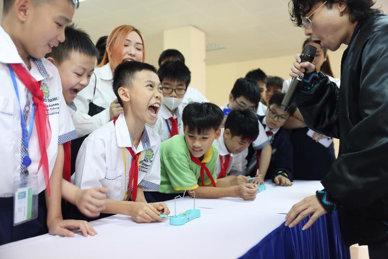Các em học sinh tham gia trò chơi tương tác trong khuôn khổ lễ phát động cuộc thi.