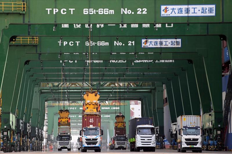 Các container được vận chuyển bằng xe tải ở Thiên Tân, Trung Quốc vào đầu tháng 4 - Ảnh: AP