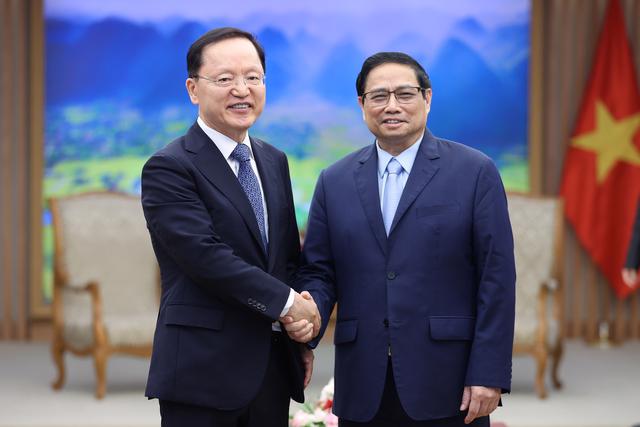 Prime Minister Pham Minh Chinh receives Mr. Park Hark Kyu. Photo: VGP