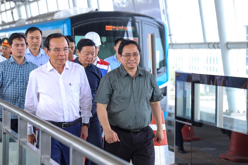 Thủ tướng đã khảo sát, tham dự buổi chạy thử nghiệm đoàn tàu metro từ ga Rạch Chiếc đến ga Bến xe Suối Tiên - Ảnh: VGP