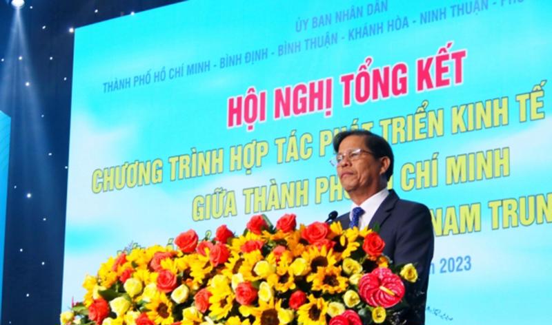 Ông Nguyễn Tấn Tuân, Chủ tịch UBND tỉnh Khánh Hòa, địa phương chủ nhà hội nghị, phát biểu tại Hội nghị tổng kết hợp tác phát triển và đề ra kế hoạch hợp tác mới 2023 - 2025 giữa TP.HCM với các tỉnh Nam Trung Bộ.