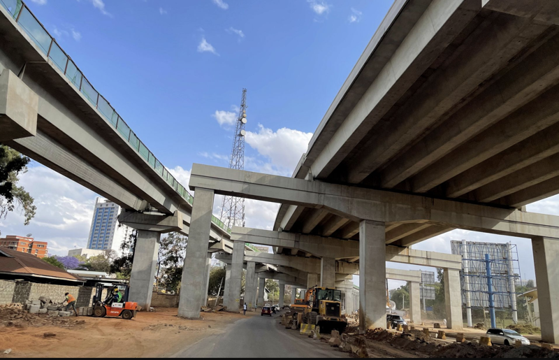 Một dự án thuộc Sáng kiến Vành đai và Con đường do nhà thầu Trung Quốc thực hiện ở thủ đô Nairobi của Kenya, tháng 10/2021 - Ảnh: Reuters.