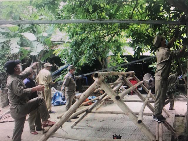 Các lực lượng chức năng cưỡng chế lều quá xây dựng trái phép trong khu vực rừng đặc dụng trên bán đảo Sơn Trà