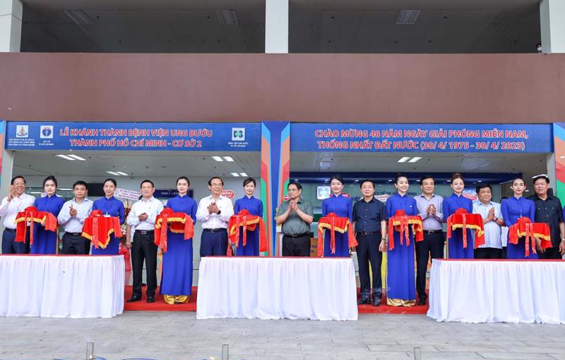 Prime Minister Pham Minh Chinh cuts the ribbon to open the second facility at the Ho Chi Minh City Oncology Hospital on April 15. Photo: VGP