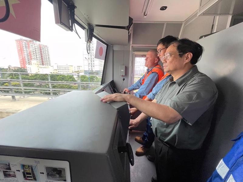 Prime Minister Pham Minh Chinh takes a test run on a metro train from Rach Chiec Station to Suoi Tien Station. Photo: VGP