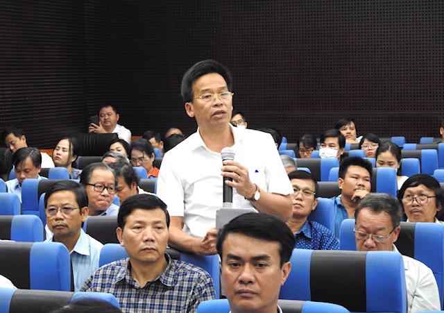 Ông Nguyễn Nhường, Phó Chủ tịch UBND quận Liên Chiểu trả lời câu hỏi của các phóng viên báo chí tại buổi họp báo quý I/2023