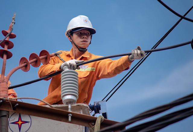 Công nhân đơn vị thành viên Tổng công ty Điện lực miền Trung thao tác bảo trì lưới điện