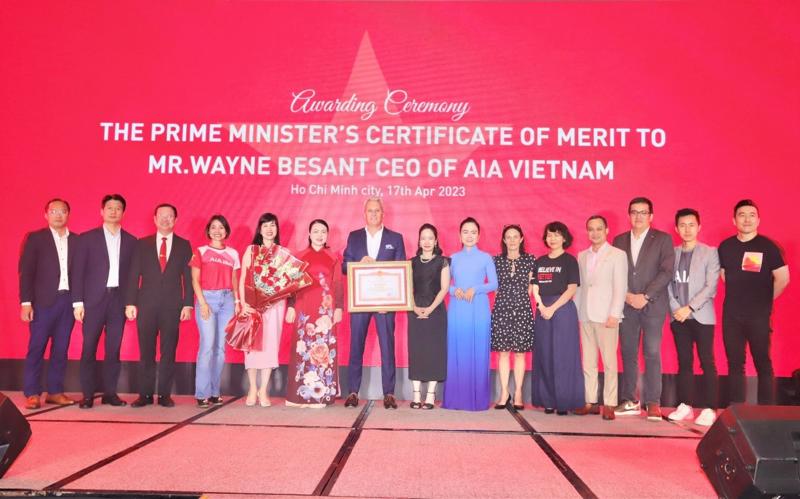 Mr. Wayne Besant and AIA Vietnam’s Board of Directors receiving a Certificate of Merit from the Prime Minister.