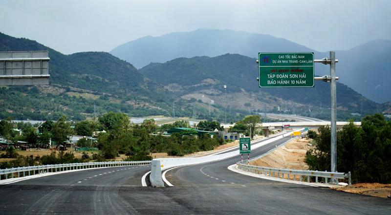 Dự án cao tốc Nha Trang - Cam Lâm hoàn thành vượt tiến độ 3 tháng và đang kiến nghị Bộ GTVT cho phép thông xe vào cuối tháng 5/2023.