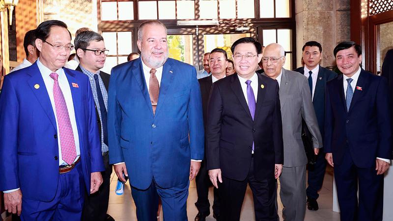 Thủ tướng Cuba Manuel Marrero Cruz và Chủ tịch Quốc hội Vương Đình Huệ cùng các đại biểu tới dự diễn đàn - Ảnh: Quochoi.vn