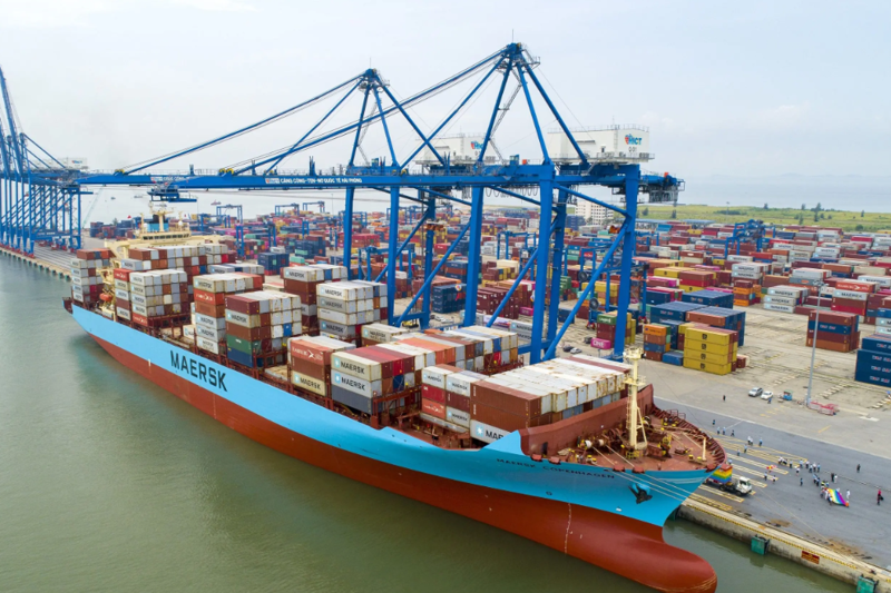 Việc xây dựng 8 bến container tại cảng Lạch Huyện tạo điều kiện thuận lợi để hàng hóa Việt xuất thẳng sang châu Âu, châu Mỹ.