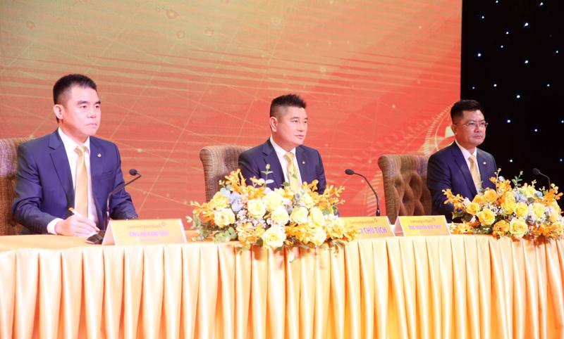 Lãnh đạo Lienvietpostbank trả lời cổ đông.