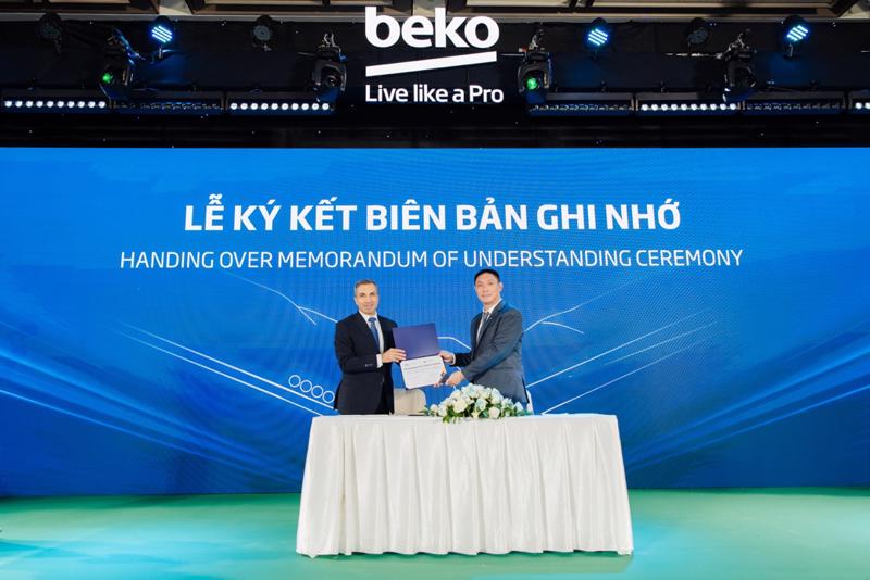 Ông Alper Yıldırım CEO BEKO Vietnam và ông Phan Như Tuấn CEO O Trading ký kết hợp đồng hợp tác chiến lược.