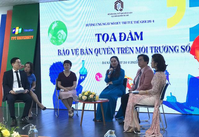 Bà Phạm Thị Kim Oanh, Phó cục trưởng Cục Bản quyền tác giả, Bộ VHTTDL (người ngồi giữa mặc áo dài) cùng các diễn giả tại Tọa đàm.