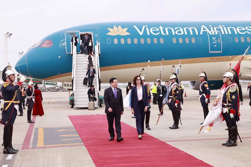 Lễ đón Chủ tịch Quốc hội Vương Đình Huệ và Đoàn đại biểu cấp cao Quốc hội Việt Nam tại sân bay quốc tế Ministro Pistarini, thủ đô Buenos Aires, Argentina - Ảnh: TTXVN.
