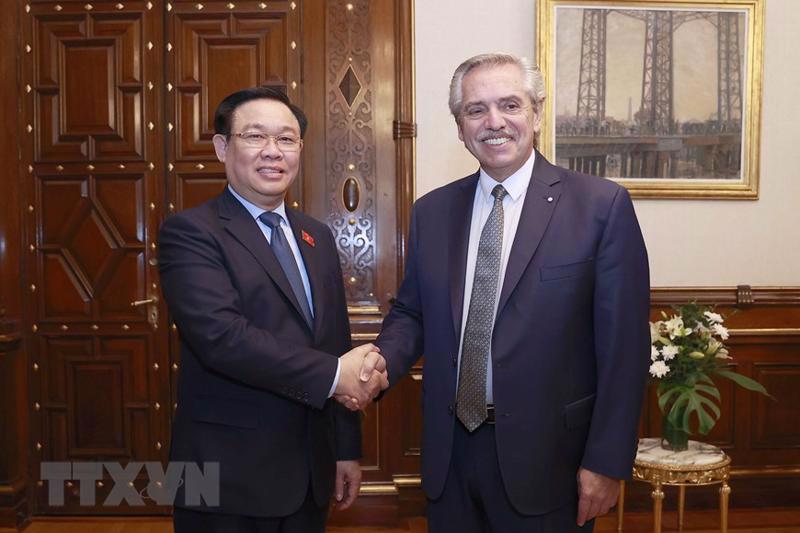 National Assembly Chairman Vuong Dinh Hue meets Argentinean President Alberto Angel Fernandez. Photo: VNA
