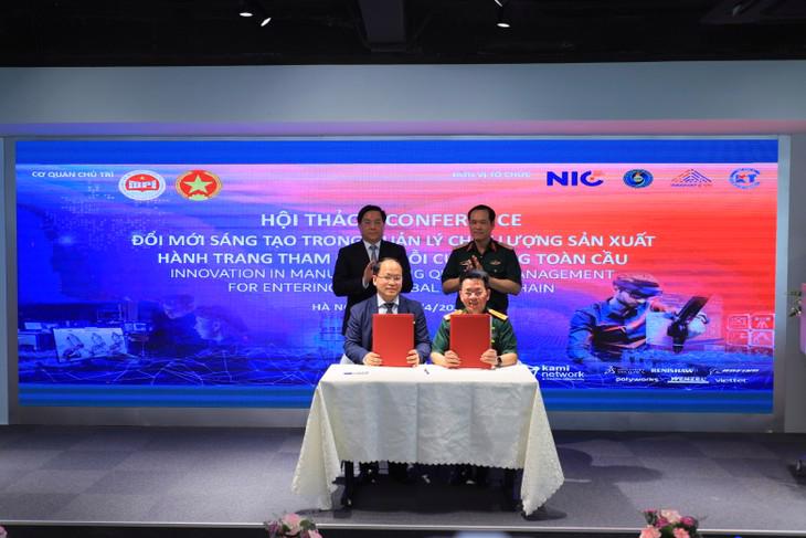 Senior Lieutenant General Vu Hai San, Deputy Minister of National Defense (R, standing), and Deputy Minister of Planning and Investment Tran Duy Dong witness the signing ceremony between the NIC and the Military Enterprise Association. (Photo: NIC) 