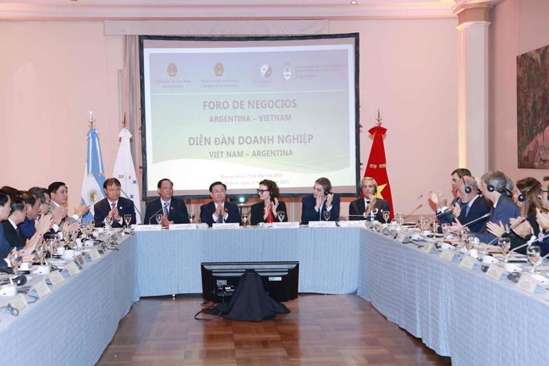 National Assembly Chairman Vuong Dinh Hue at the Vietnam-Argentina business forum. Photo: quochoi.vn