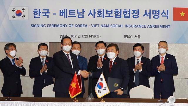 Vietnam and the RoK sign the agreement on social insurance in 2021. Photo: VGP