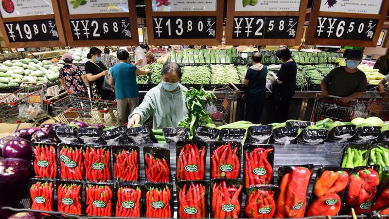 Khách hàng mua rau tại một siêu thị vào tháng 7/2022 ở tỉnh Hà Bắc của Trung Quốc - Ảnh: Getty Images
