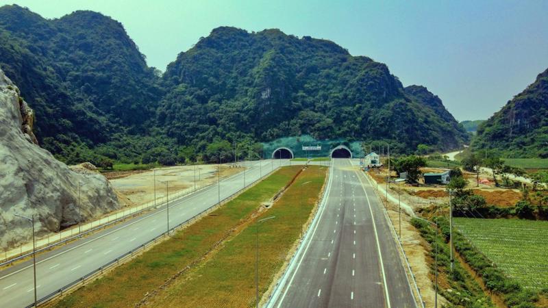 The Mai Son - National Highway No. 45 Expressway crosses Ninh Binh and Thanh Hoa provinces in Vietnam’s north. Photo: plo.vn