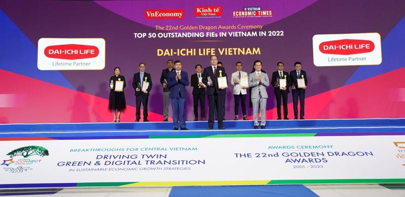 Mr. Seigo Fujimaru, Deputy General Director and Chief General Officer of Dai-ichi Life Vietnam, receives the Golden Dragon Award for ‘Leading Healthcare Provider of the year in 2022-2023’.