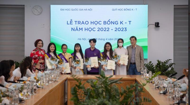 Chủ tịch tập đoàn T&C trao Học bổng K-T cho sinh viên Đại học Quốc gia Hà Nội.