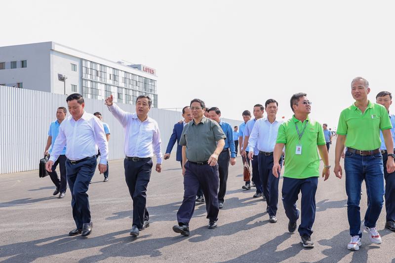 Thủ tướng Phạm Minh Chính đi khảo sát tiến độ xây dựng Khu công nghiệp Liên Hà Thái tại huyện Thái Thụy, tỉnh Thái Bình - Ảnh: VGP