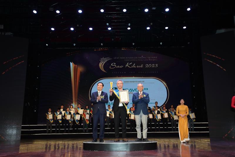 Ông Ngô Đình Hải - Giám đốc khối Công nghệ BRAVO lên nhận giải thưởng.