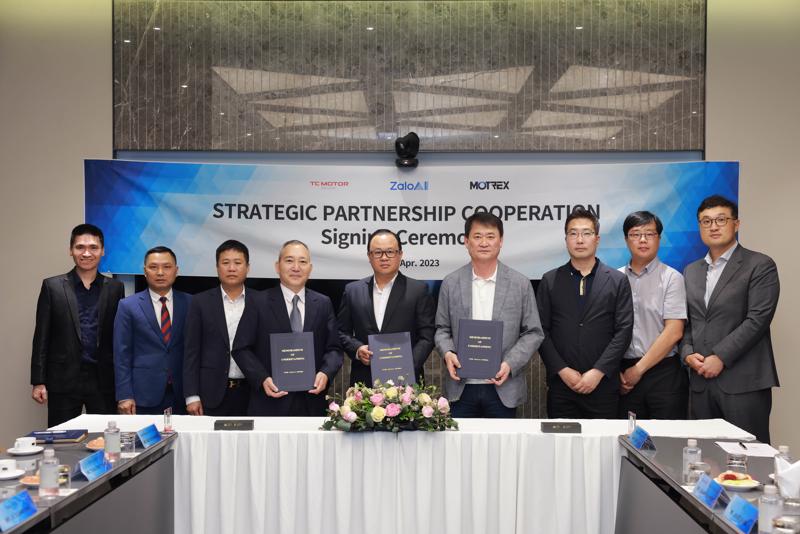 Tham dự sự kiện ký kết có ông Kim Junseon - Tổng giám đốc công ty Motrex, ông Vũ Tuấn Anh - Giám đốc TCMS, ông Nguyễn Trọng Văn - COO của Kiki và những lãnh đạo cấp cao khác của ba bên.