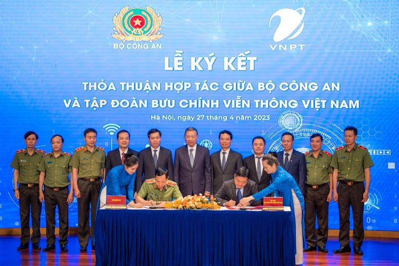 Đại diện Lãnh đạo Bộ Công An và đại diện Tập đoàn VNPT thực hiện ký kết thỏa thuận hợp tác giữa hai bên.