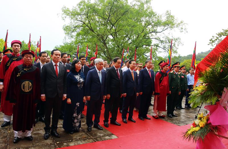 Đoàn lãnh đạo Đảng, Nhà nước dâng hoa tại bức phù điêu Bác Hồ nói chuyện với Đoàn quân tiên phong - Ảnh: VGP