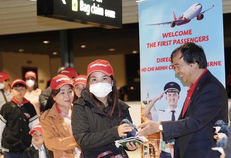 Lãnh đạo Vietjet chào đón hành khách của chuyến bay kết nối TP.HCM với Melbourne (Úc) - một trong những đường bay quốc tế mới được Vietjet khai trương trong quý 1/2023 (ảnh: NQ)