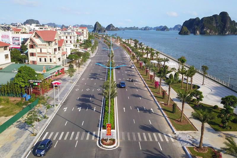 The Ha Long - Cam Pha coastal road has opened to traffic. 