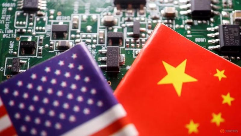 Cờ Trung Quốc và Hoa Kỳ trên một bảng mạch in có chip bán dẫn. Hình minh họa của Reuters