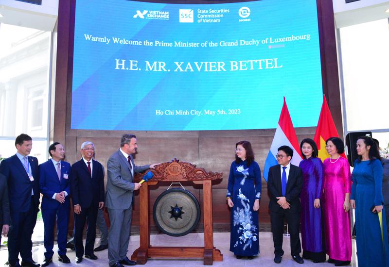 Trong khuôn khổ buổi lễ, Thủ tướng Luxembourg Xavier Bettel và các đại biểu tham dự đã tiến hành Nghi thức đánh cồng trang trọng tại HOSE.