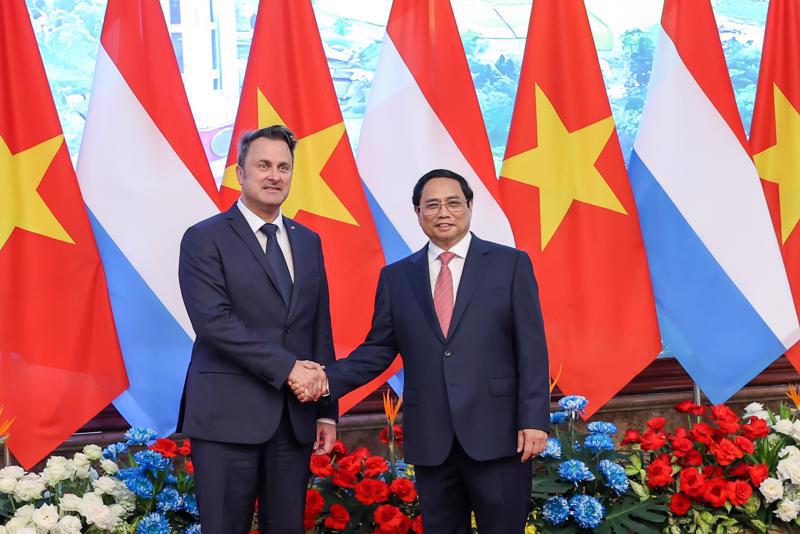 Prime Minister Pham Minh Chinh welcomes his Luxembourg counterpart Xavier Bettel in Hanoi on May 4. Photo: VGP