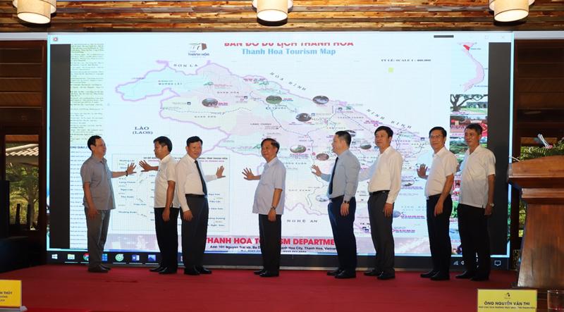 Các đại biểu thực hiện nghi thức công bố tuyến du lịch kết nối các huyện Yên Định, Thọ Xuân, Vĩnh Lộc, Cẩm Thủy