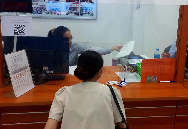 Người lao động được hỗ trợ làm thủ tục hưởng bảo hiểm thất nghiệp tại Hà Nội. Ảnh - N.Dương. 
