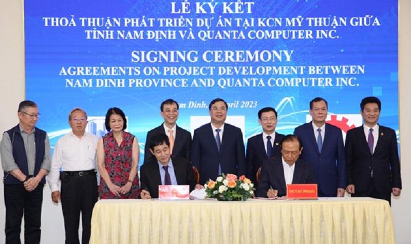 The signing ceremony between Nam Dinh authorities and the Quanta Group. Photo: Nam Dinh Newspaper