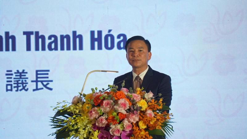 Secretary of the Thanh Hoa Provincial Party Committee Do Trong Hung speaking at the meeting.