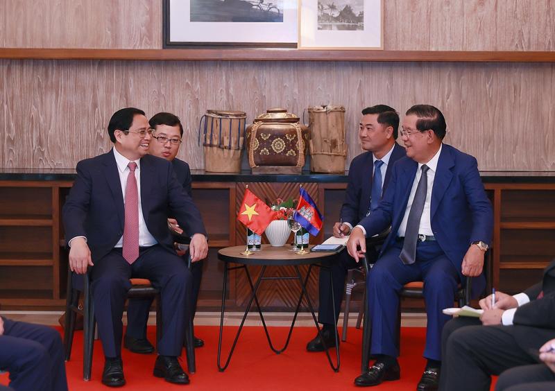 Thủ tướng Phạm Minh Chính gặp Thủ tướng Campuchia Hun Sen - Ảnh: VGP