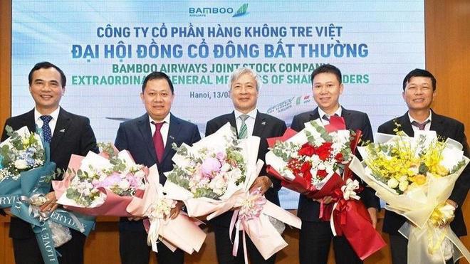 Ông Lê Thái Sâm ngoài cùng bên phải đã nhận 400 triệu cổ phần Bamboo Airway từ FLC. 