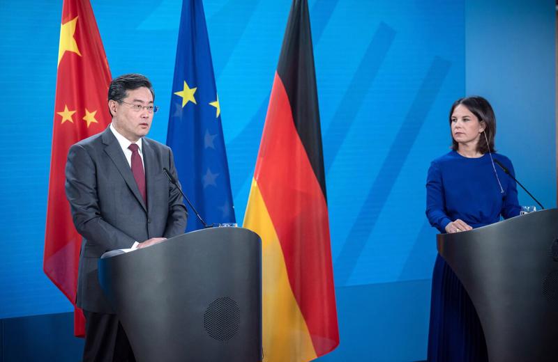 Ngoại trưởng Trung Quốc Tần Cương (trái) và Ngoại trưởng Đức Annalena Baerbock trong cuộc họp báo ở Berline ngày 9/5 - Ảnh: Getty/Bloomberg.