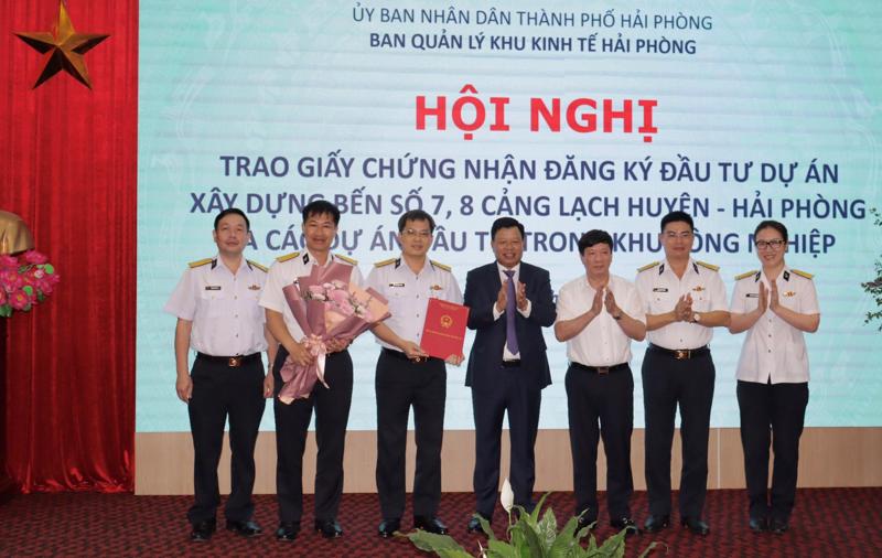  Ông Lê Trung Kiên, Trưởng Ban Quản lý Khu kinh tế Hải Phòng trao Giấy chứng nhận cho Công ty TNHH MTV Tổng Công ty Tân cảng Sài Gòn.