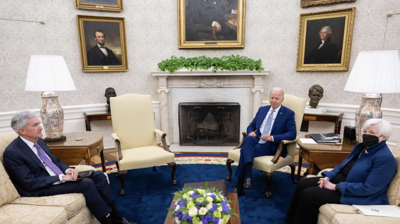 Từ trái qua: Chủ tịch Fed Jerome Powell, Tổng thống Joe Biden và Bộ trưởng Bộ Tài chính Janet Yellen trong một cuộc gặp ở Nhà Trắng - Ảnh: CNN.