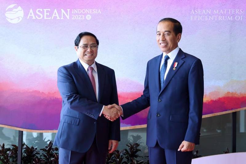 Prime Minister Pham Minh Chinh meets Indonesian President Joko Widodo in Labuan Bajo on May 9. Photo: VGP