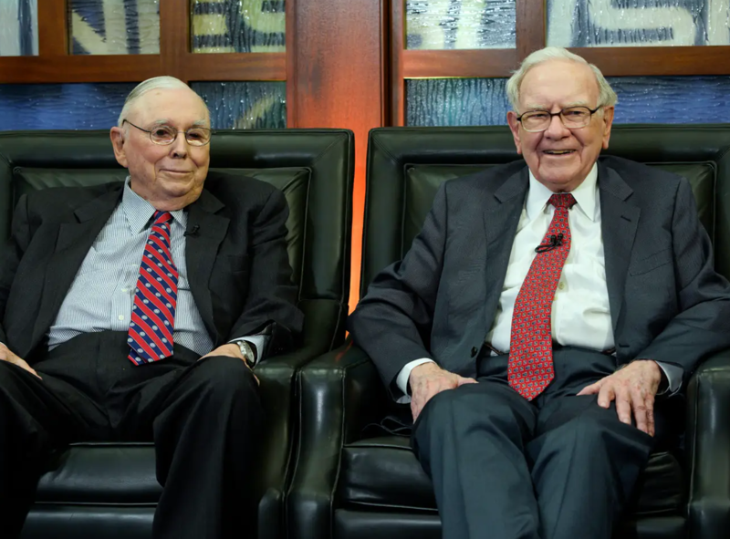 Ông Charlie Munger (trái) và ông Warren Buffett - Ảnh: AP