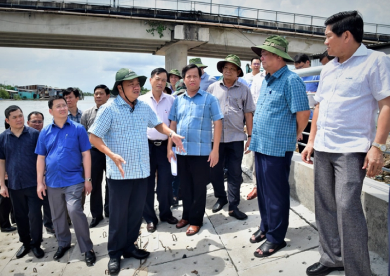 Đoàn công tác do Bộ trưởng Lê Minh Hoan dẫn đầu đi thị sát đê biển tại tỉnh Cà Mau.